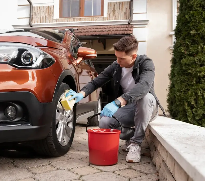 Lavage auto à domicile Châteauneuf-Villevieille : professionnel intervenant sur un véhicule